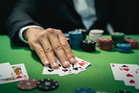 Estrategia de poker a dinheiro en vivo
